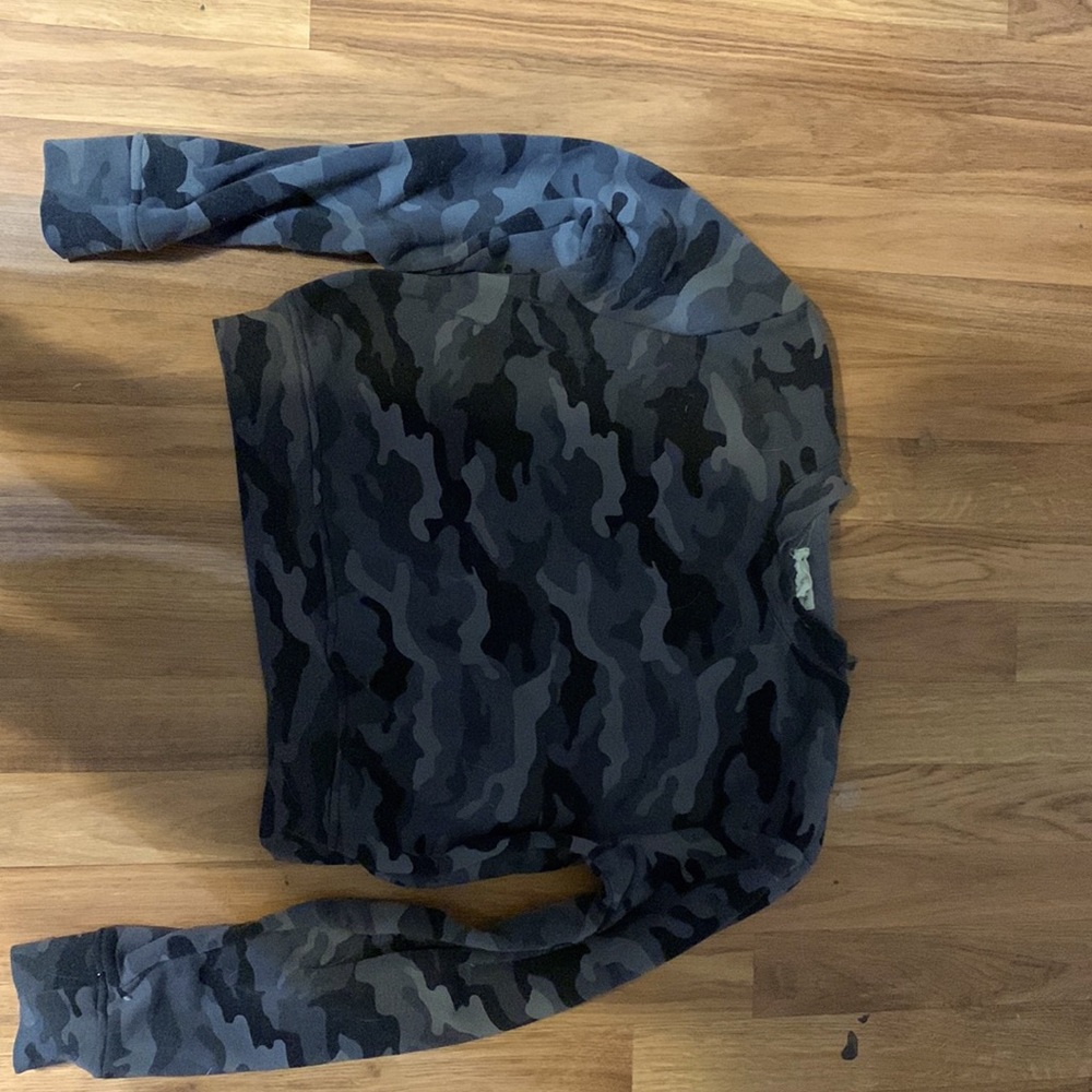 Gray camouflage crop top crew neck